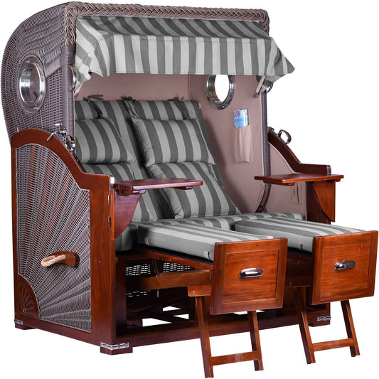 Ein luxuriöser Strandkorb in Grau mit Holzdetails, zwei bequemen Liegeflächen, verstellbarem Sonnendach und integriertem Stauraum. Der Strandkorb bietet elegante Polster mit Streifenmuster und runde Bullaugen an den Seiten, ideal für stilvolle Entspannung im Garten oder am Meer.