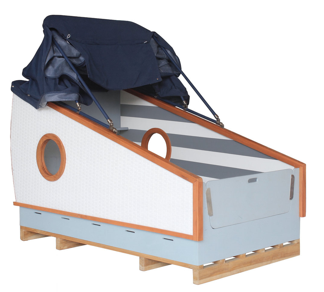 Schlafstrandkorb wie ein Bett gebaut zur Übernachtung am Strand