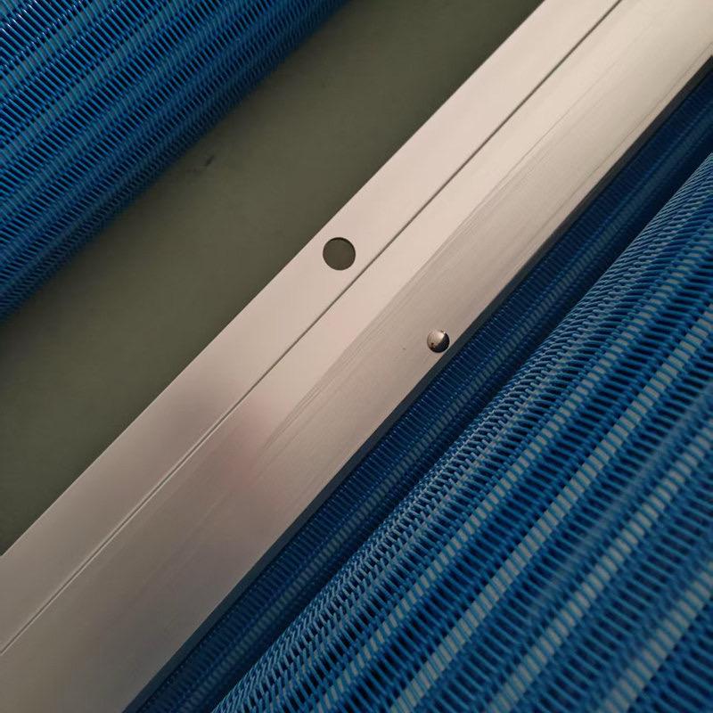 Aluminium-Verbindungsschiene mit Schraubpunkten zwischen blauen Bahnen des Strandsteg Pro